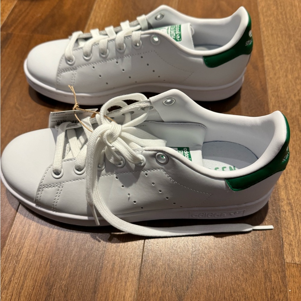 Brand new with tags! Adidas Stan Smith Originals sneakers in women’s size US 6
